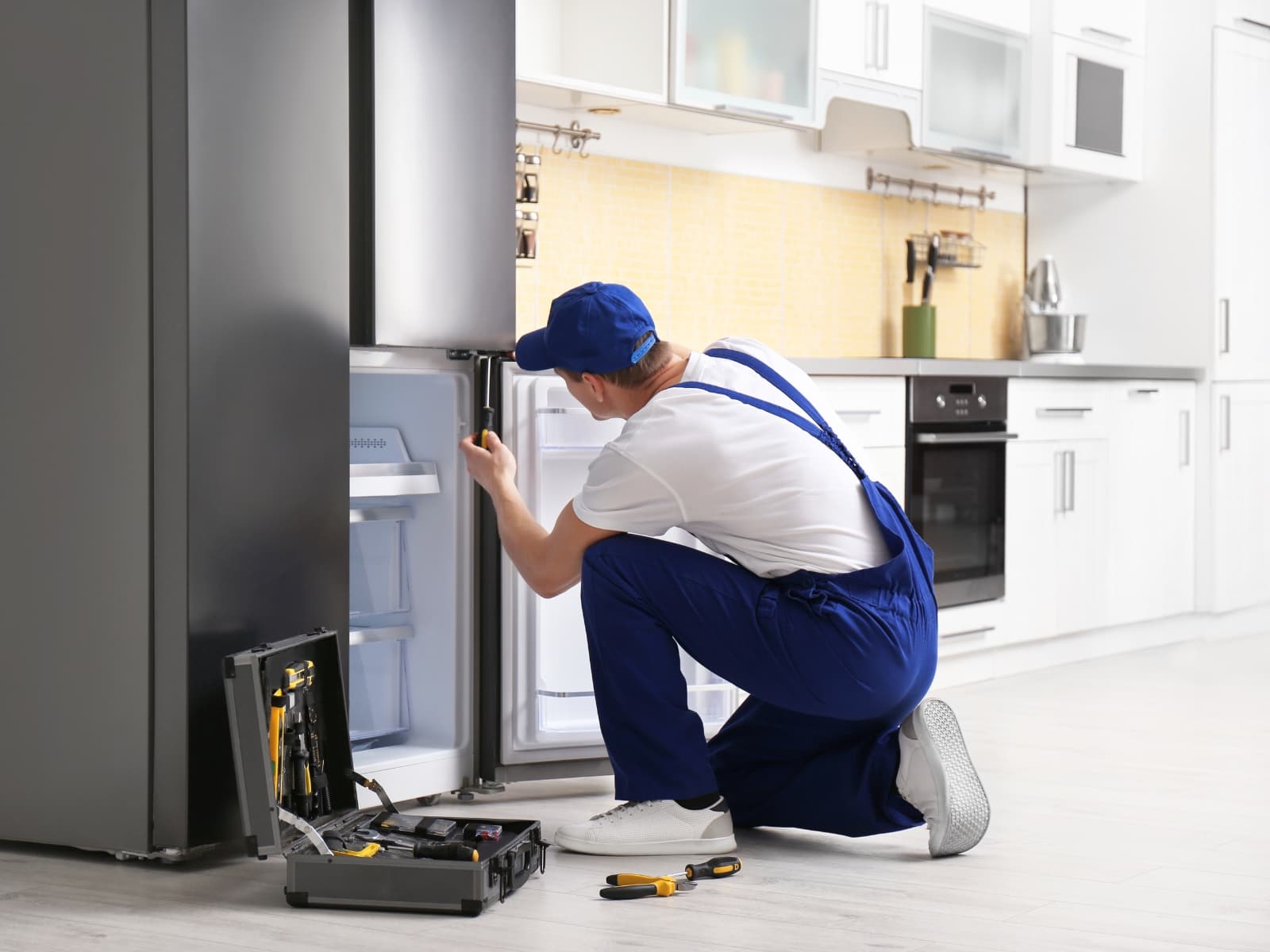 Técnico realizando reparación en el hogar